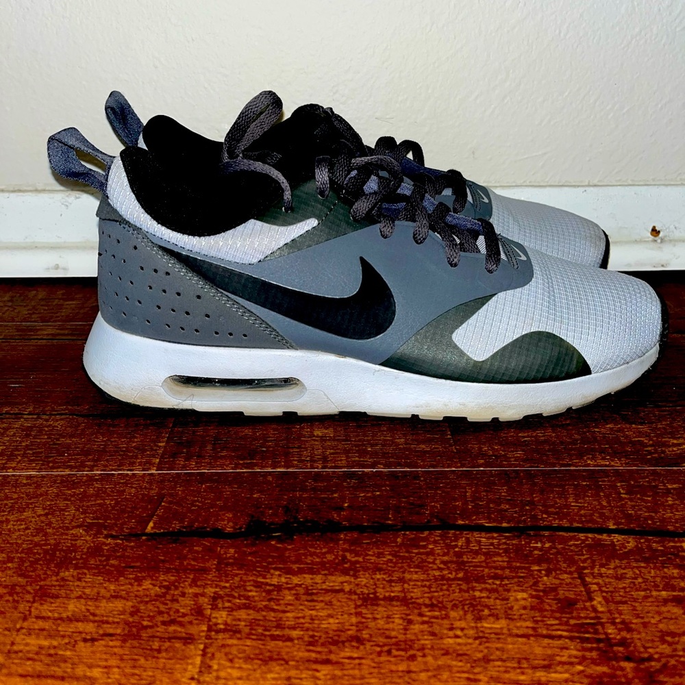 Nike tennis shoes the size in a men’s 8.5